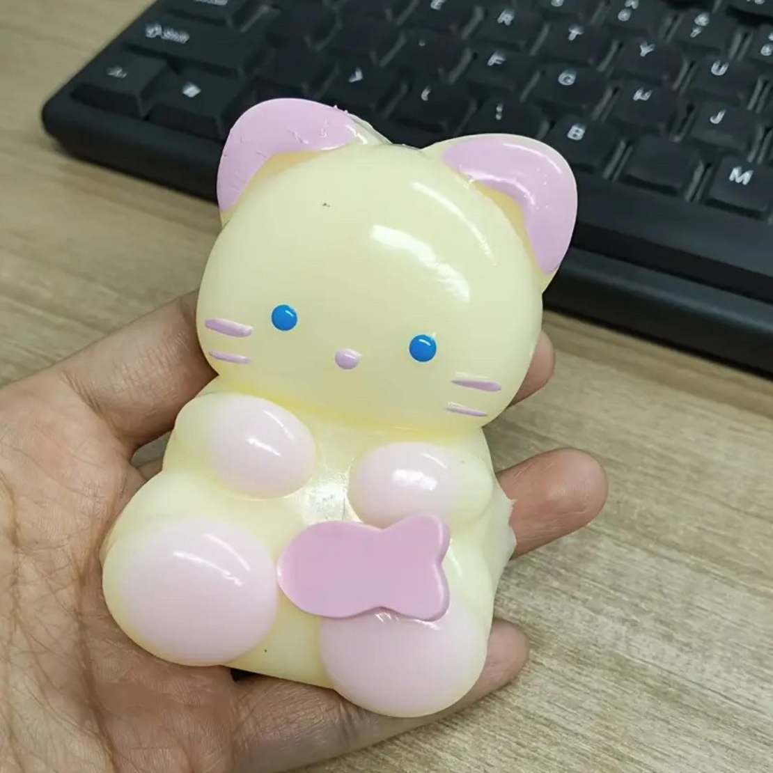 Jucarie Antistres Squishy, Flippy, cu Revenire Lenta, Model Pisicuta, Squeeze Pinch Family, 9 x 5.5 cm, Galben