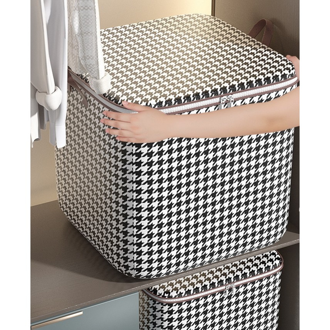 Cutie de Depozitare cu Fermoar, Flippy, Pliabila, Maner Ranforsat, Fermoar Rezistent, pentru Haine, Paturi, Plapumi, Perne, Lenjerii de Pat, Jucarii, 80 Litri, in Carouri, Alb-Negru