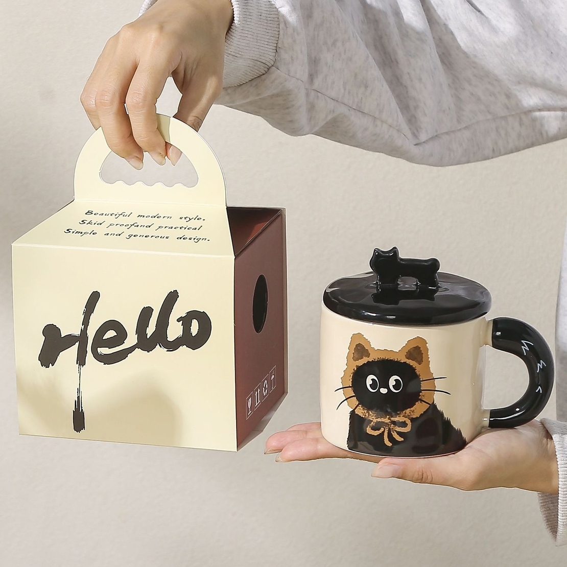 Cana din Ceramica, Flippy, Model in Cutie pentru Cadou, Cana pentru Ceai, Cafea, Cana Retro Design Capac cu Figurina 3D, 9.5 x 8 x 8 cm, 360 ml, Bej, Print Pisica Maro Negru