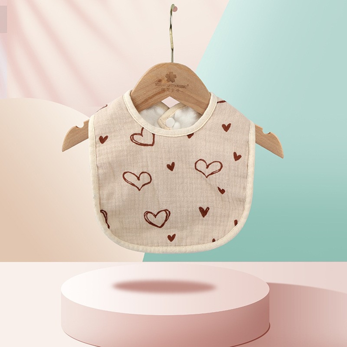 Baveta in Forma de U, Flippy, din Bumbac, pentru Copii 0-12 Luni, Rezistenta la Apa, cu Capse, Model cu Inimoare,  21x30 cm, Bej
