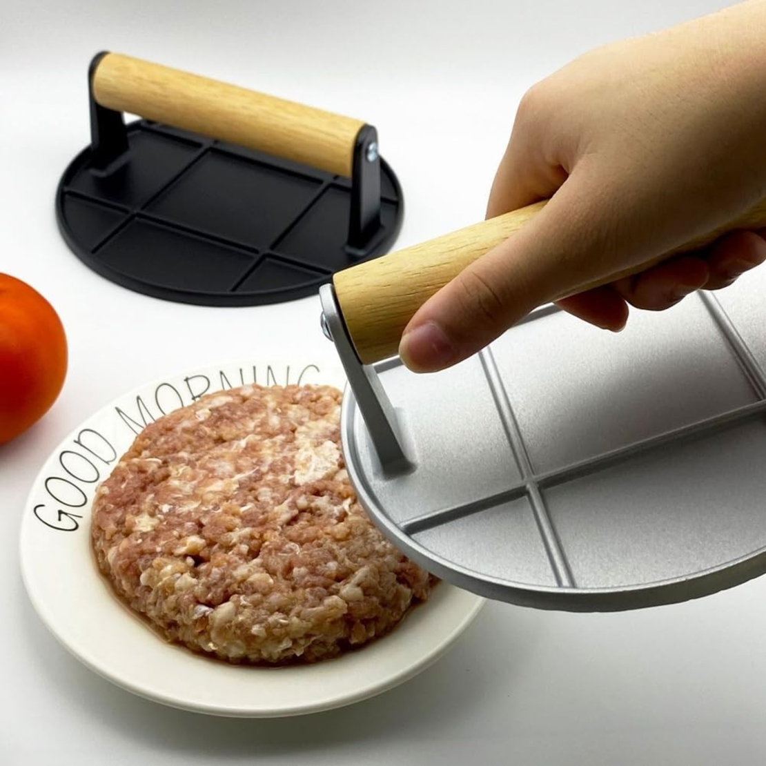 Presa Manuala pentru Carne, Flippy, din Aliaj de Aluminiu, Maner din Lemn, Presa pentru Burgeri, Usor de Curatat si Folosit, Rotunda, 16x16x6 cm, Neagra