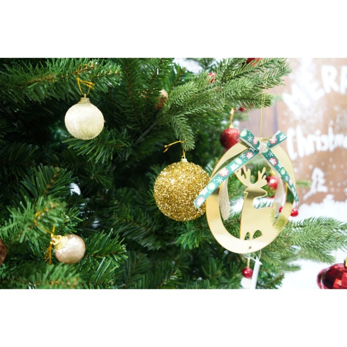 Set brad artificial de Craciun si elemente decorative, decorat cu conuri pin rosii, inaltime 210 cm, diametru 137 cm, 1172 ramuri, Flippy, verde, suport metalic inclus