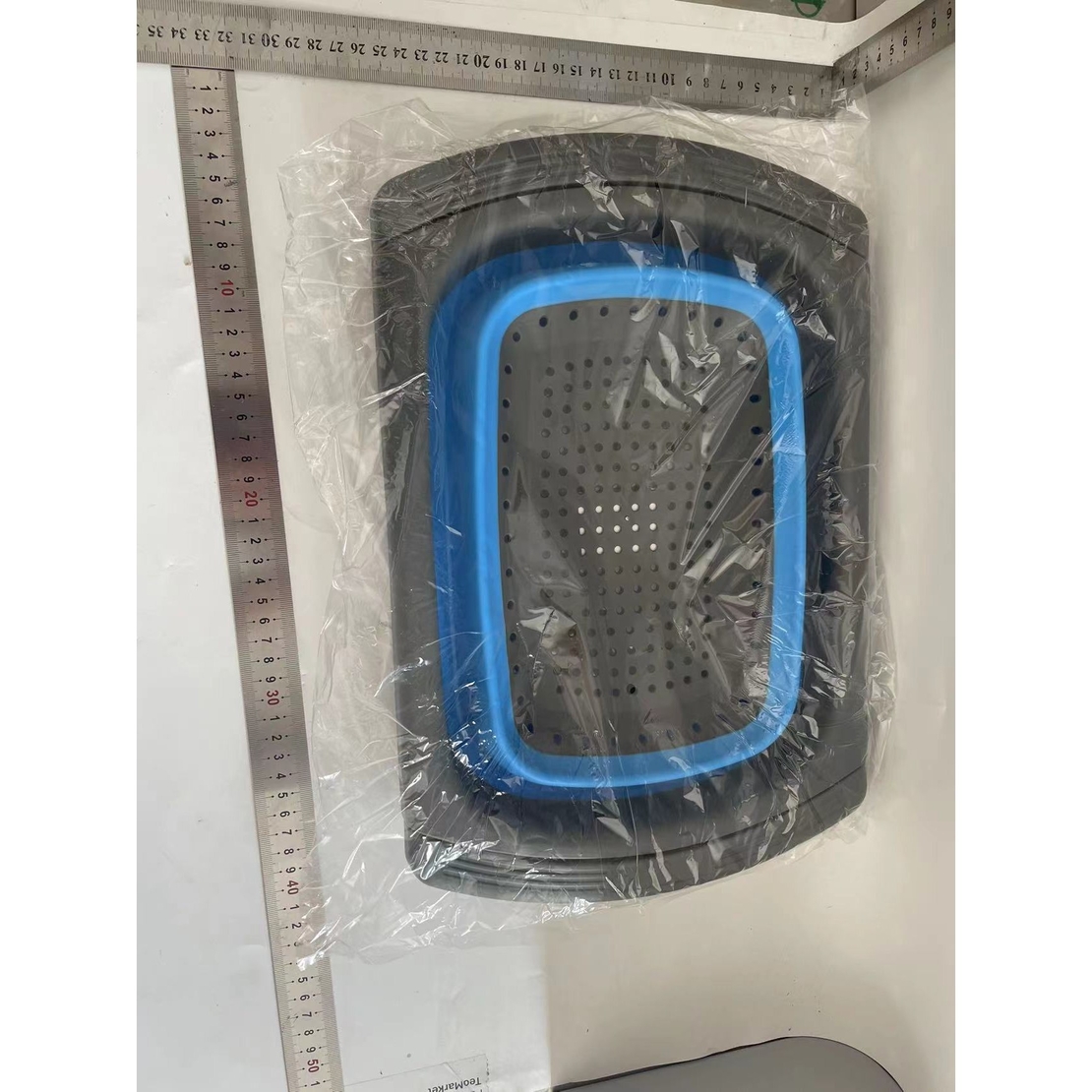 Cos de Scurgere Retractabil pentru Chiuveta, Flippy, cu Filtru, pentru Fructe si Legume, de Uz Casnic, 39x12 cm, Design Extensibil pana la 61 cm, cu Manere de Prindere, Albastru