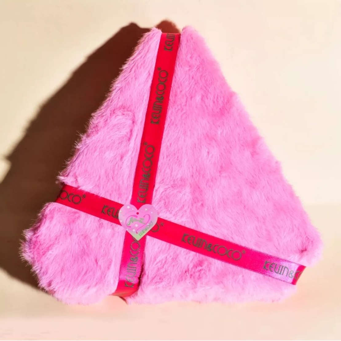 Set de Machiaj din 6 Piese Kevin&Coco, Farduri de Pleoape, Iluminator, Lip Gloss-uri, Creioane de Buze, Blush, Agrafe, Model Atractive, 35x33x10.5 cm, Multicolor