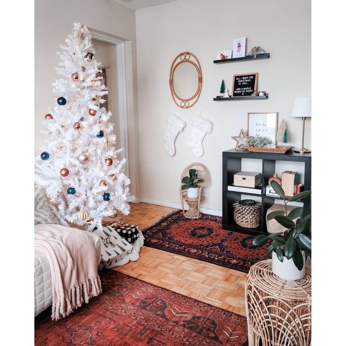 Brad de Craciun artificial cu suport inclus Flippy, 210 cm, 800 ramuri/varfuri, material plastic, suport clasic, fara iluminare, utilizat pentru interior/exterior, alb