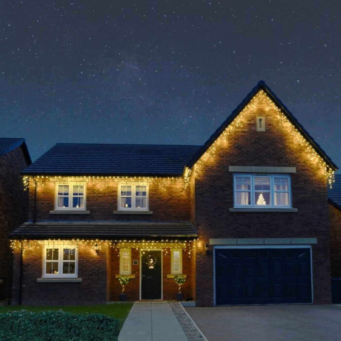 Instalatie Craciun Profesionala de Exterior IP65, 135 m, 3240 Led-uri Mari ,Franjuri, Alb cald, Flash, Alimentator de 1.5 m, Interconectabila, Fir Negru Cauciucat, 220v, Flippy