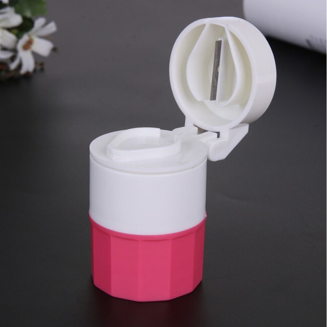 Cutie Pastile Multifunctionala, Flippy, 4 in 1, Pahar Apa, Taiere, Sfaramare, Depozitare, Compact, ABS cu Lama din Inox, Alb/Roz, 8.7x6.2x4.1 cm