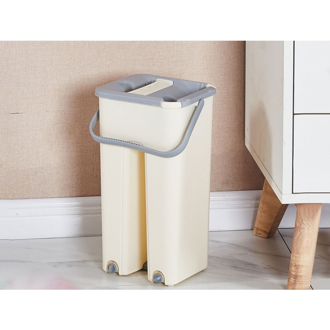 Set de curatenie Flippy, mop si galeata, galeata 6 l, 2 rezerve microfibra incluse, design modern, pentru interior, material plastic, peri sintetici, plat, cu storcere, bej