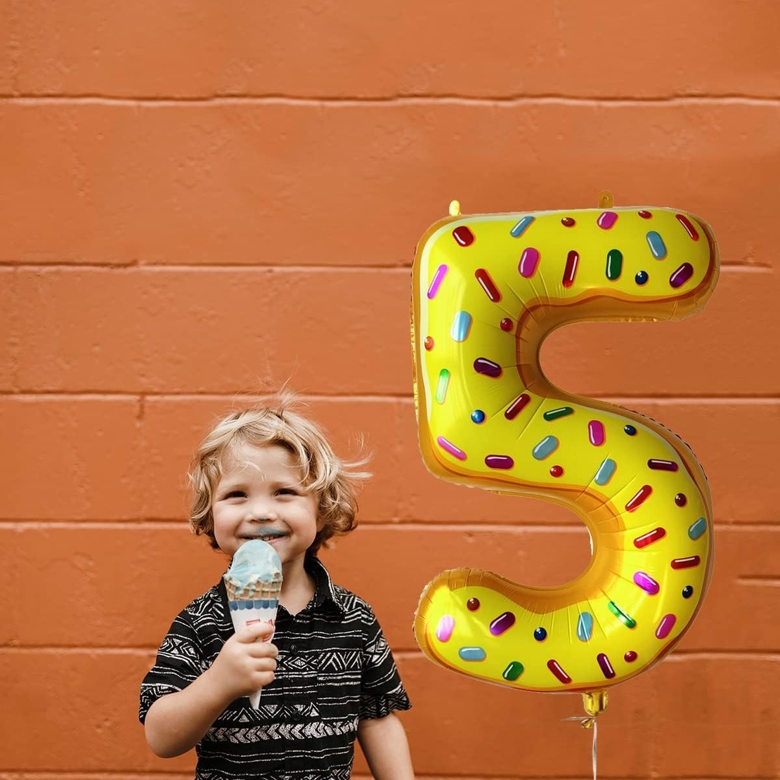 Balon din Folie Metalizata Flippy, Figurina Cifra, Imprimeu Gogosi, Tema Aniversare 100 cm, Ambalaj Individual, Pai inclus, Umflare cu Aer sau Heliu, Multicolor, Cifra 5