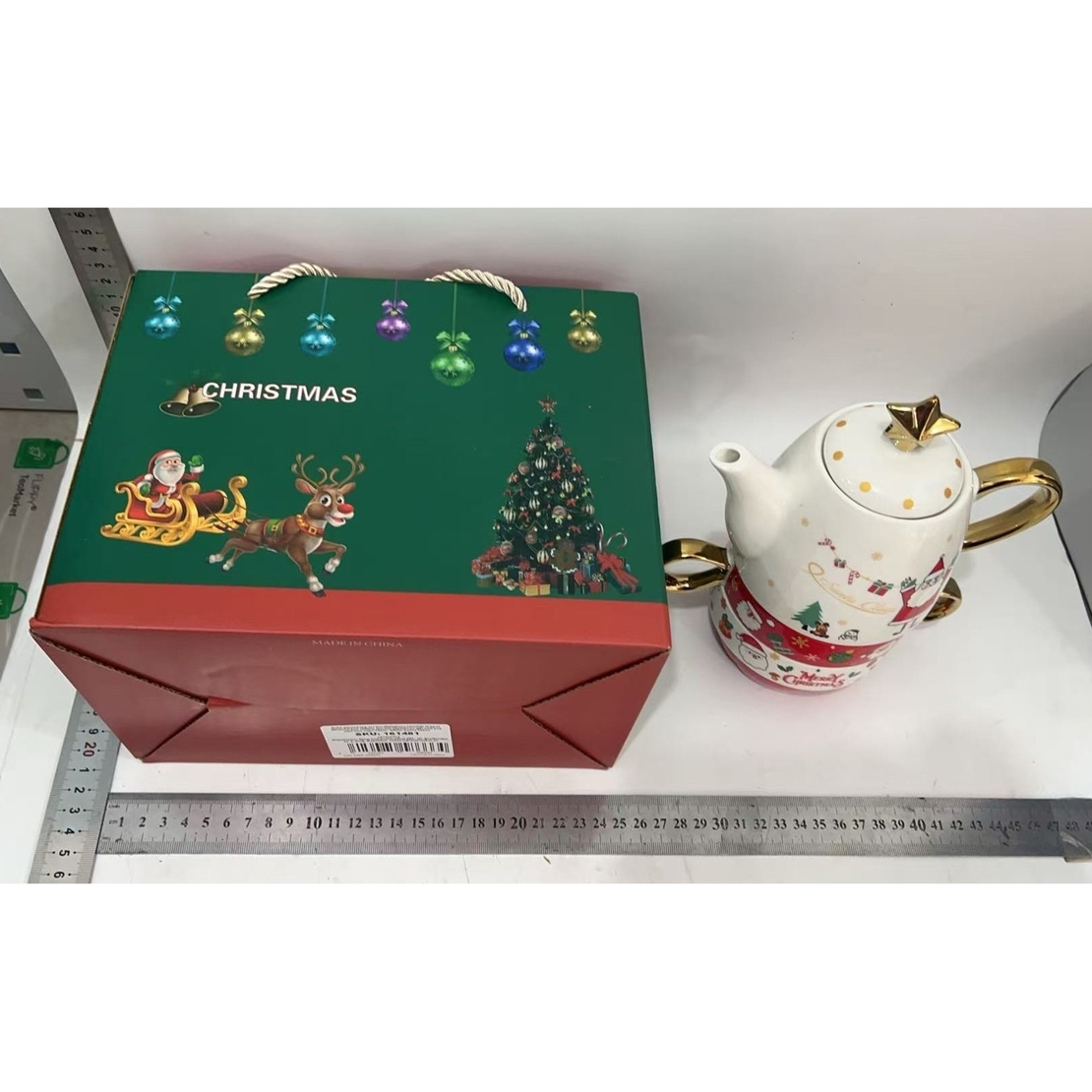 Set de Ceai, Flippy, Tema Craciun, Ceainic 450 ml, 2 x Cani 250 ml, din Ceramica, Model Mos Craciun/Santa Claus, Alb/Rosu