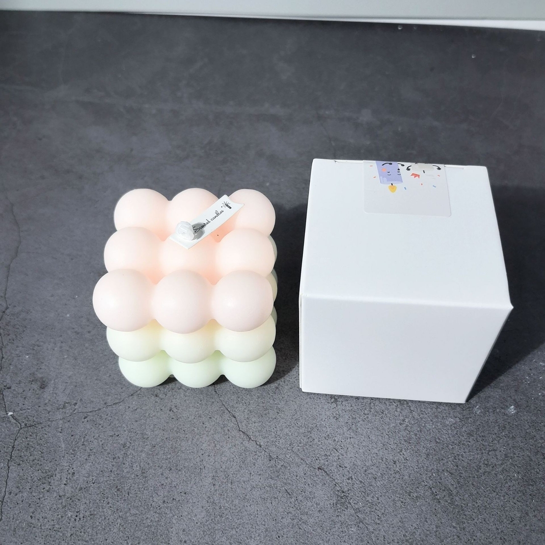 Lumanare Parfumata, Flippy, din Ceara De Soia, Model Cub, Gradient in 3 Culori Pale, 6x6x6 cm, Aroma de Piersici, Bej