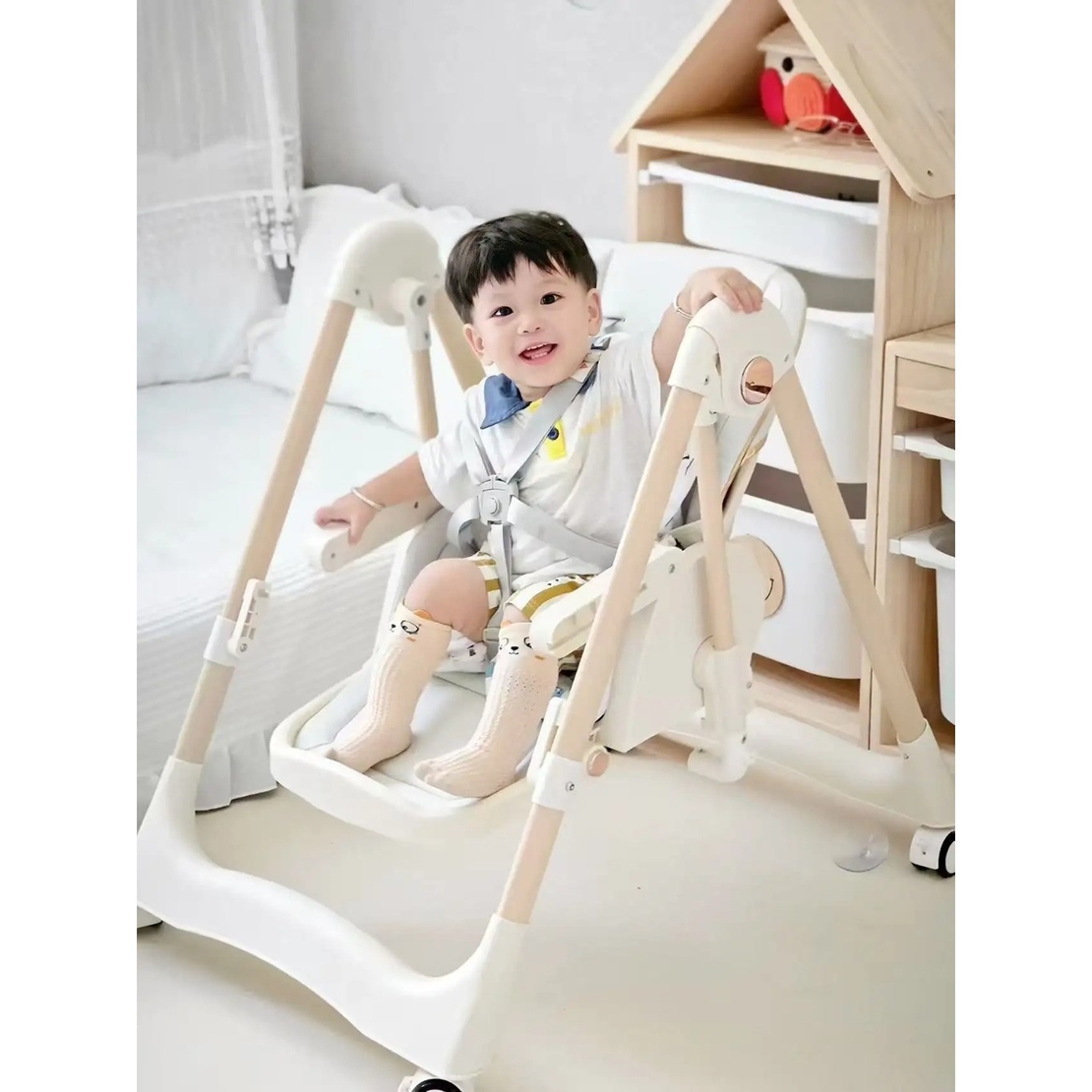 Scaun de Masa 2in1, Flippy, pentru Copii 6 luni - 4 Ani, Pliabil, cu Roti, Balansoar, Leagan, Reglabil, Tava de Masa Dubla, Centura in 5 Puncte, 96 x 56 x 76 cm, Sampanie