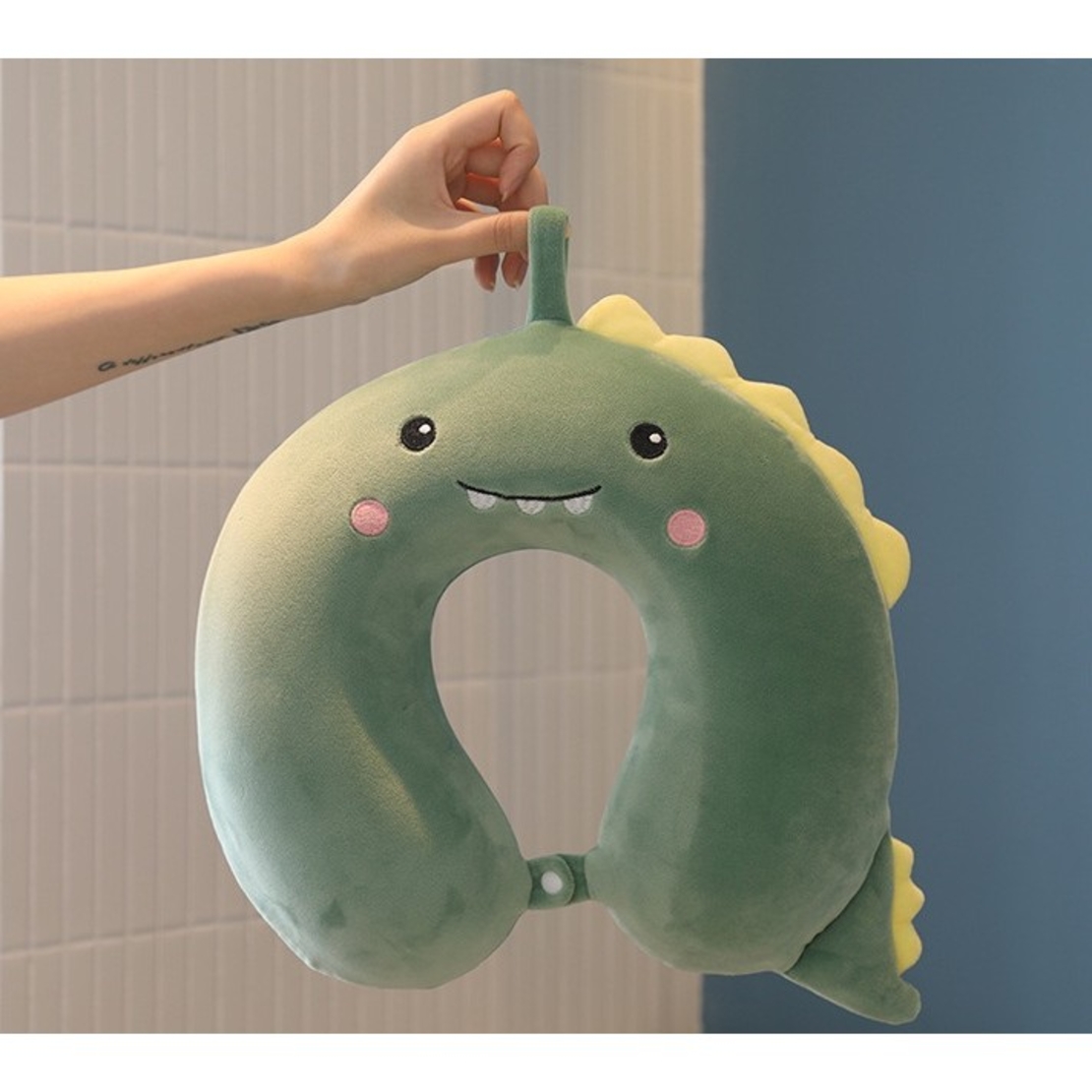 Perna de Calatorie in Forma de U, Flippy, Pentru Gat si Cap, Umplutura din Spuma cu Memorie, 30x30 cm, Model Dinozaur, Accesoriu de Voiaj, Birou, Masina, Sistem Prindere Capse, Verde