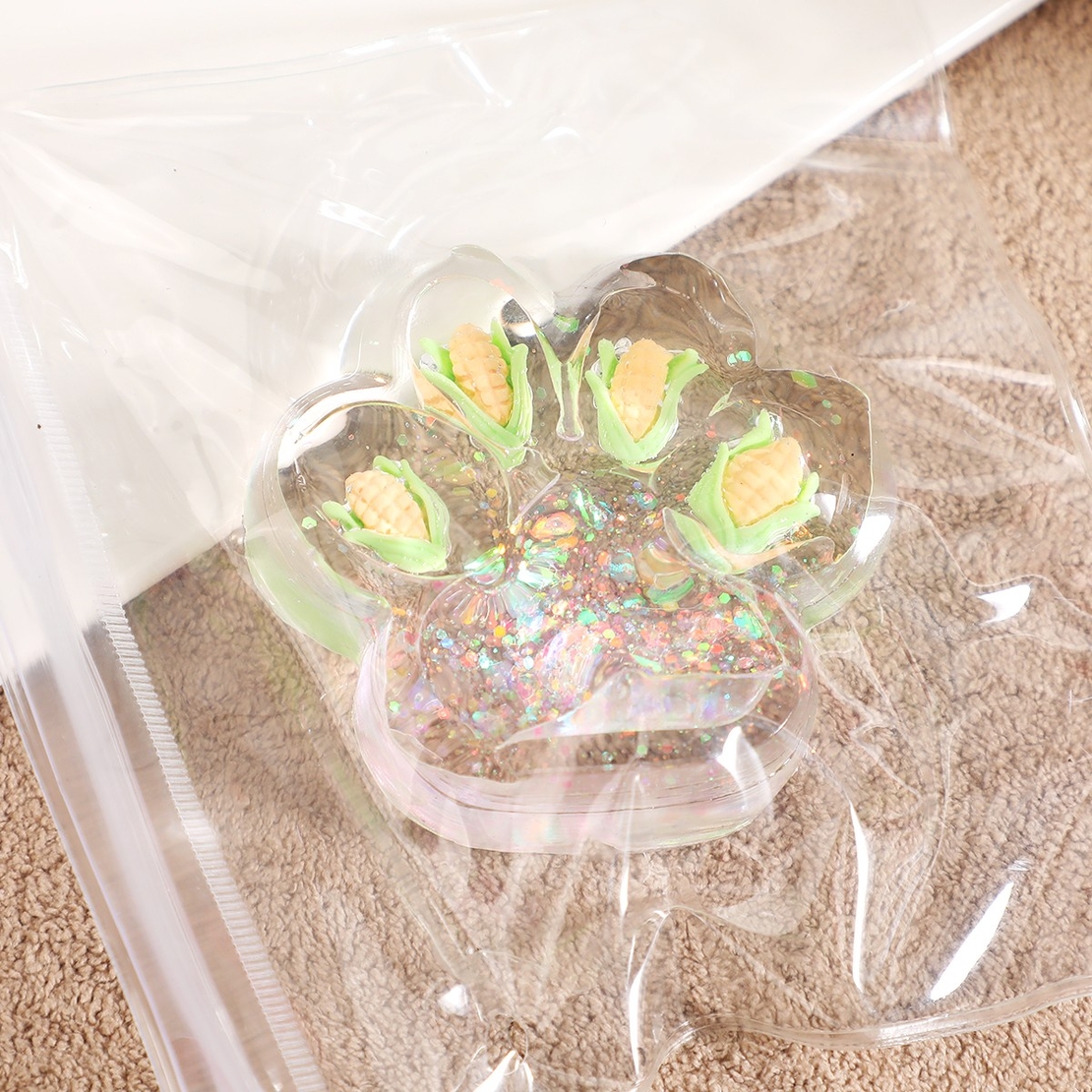 Jucarie Antistres Squishy, Flippy, cu Revenire Lenta, Model Cat Paw, Squeeze Pinch Family, 6.5 x 7 cm, din Tpr, 4-6 Ani, Model 3 Legume, Transparent
