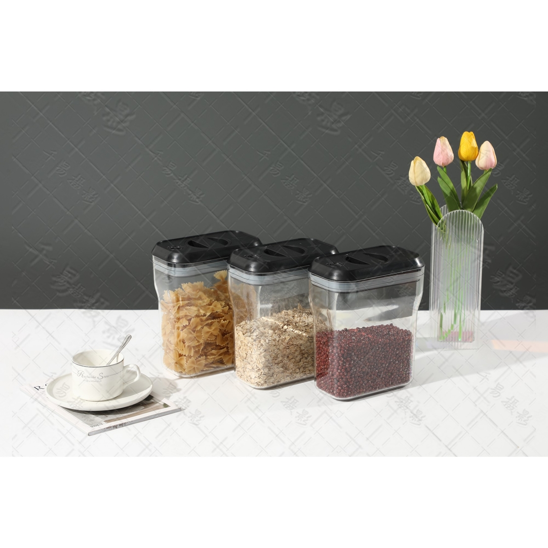 Recipient din Plastic, Flippy, pentru Alimente/Obiecte, Inchidere Ermetica Rotire 90 grade, 2l, 20.5 x 10.5 x 27 cm, Transparent