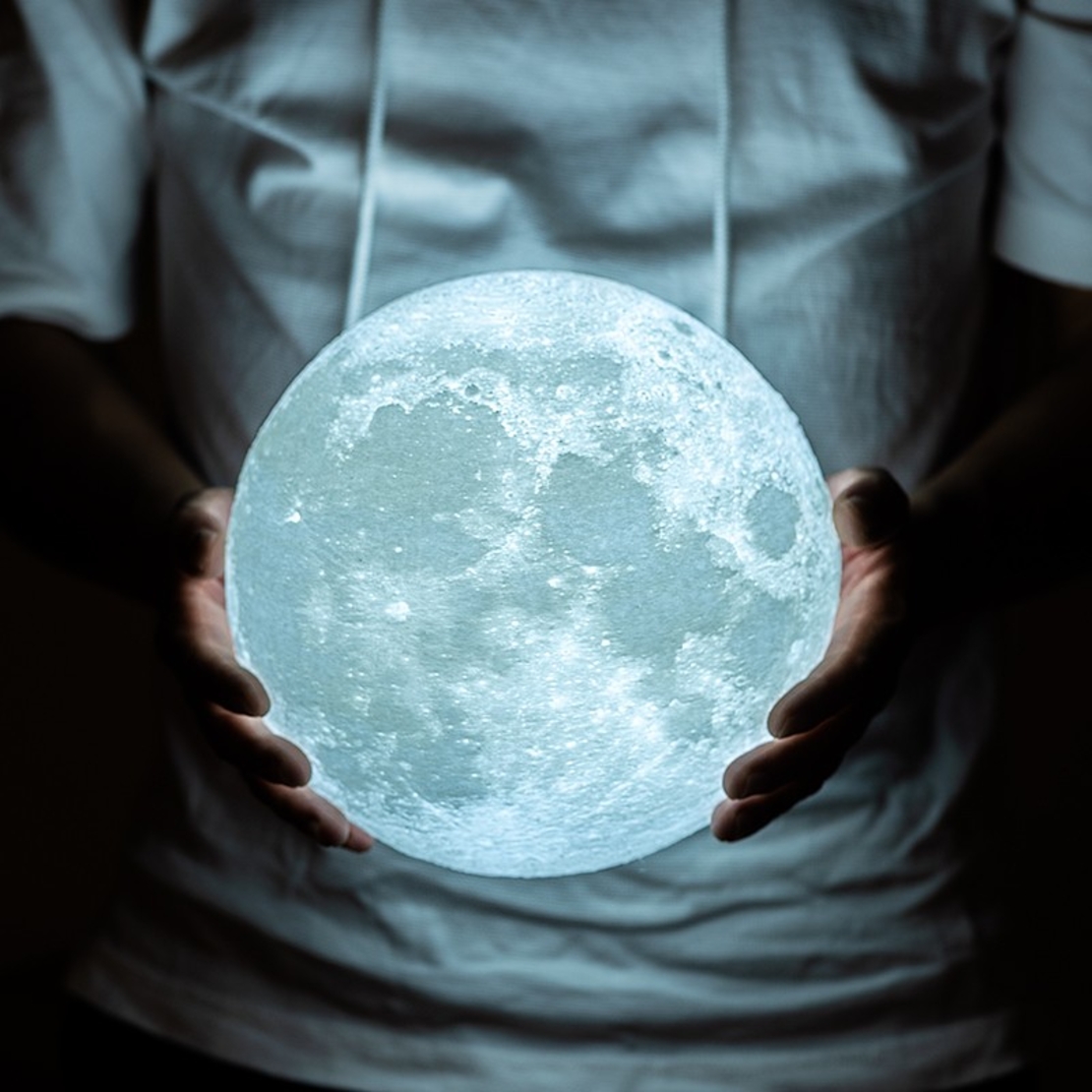Lampa de veghe in forma de luna cu stele 3D Moon Light, Acumulator integrat, alimentare USB, stand din plastic inclus, 13 cm, 16 culori, Multicolor, Telecomanda inclusa, Flippy