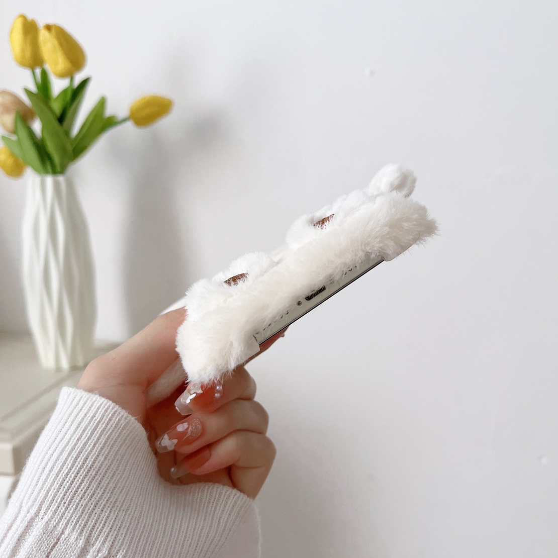 Husa de Protectie, Flippy, pentru Apple iPhone 15, Model Ursulet Pufos cu Urechi, Maini si Picioare, Antisoc, Rezistenta la Impact, Protectie Camera, Alb