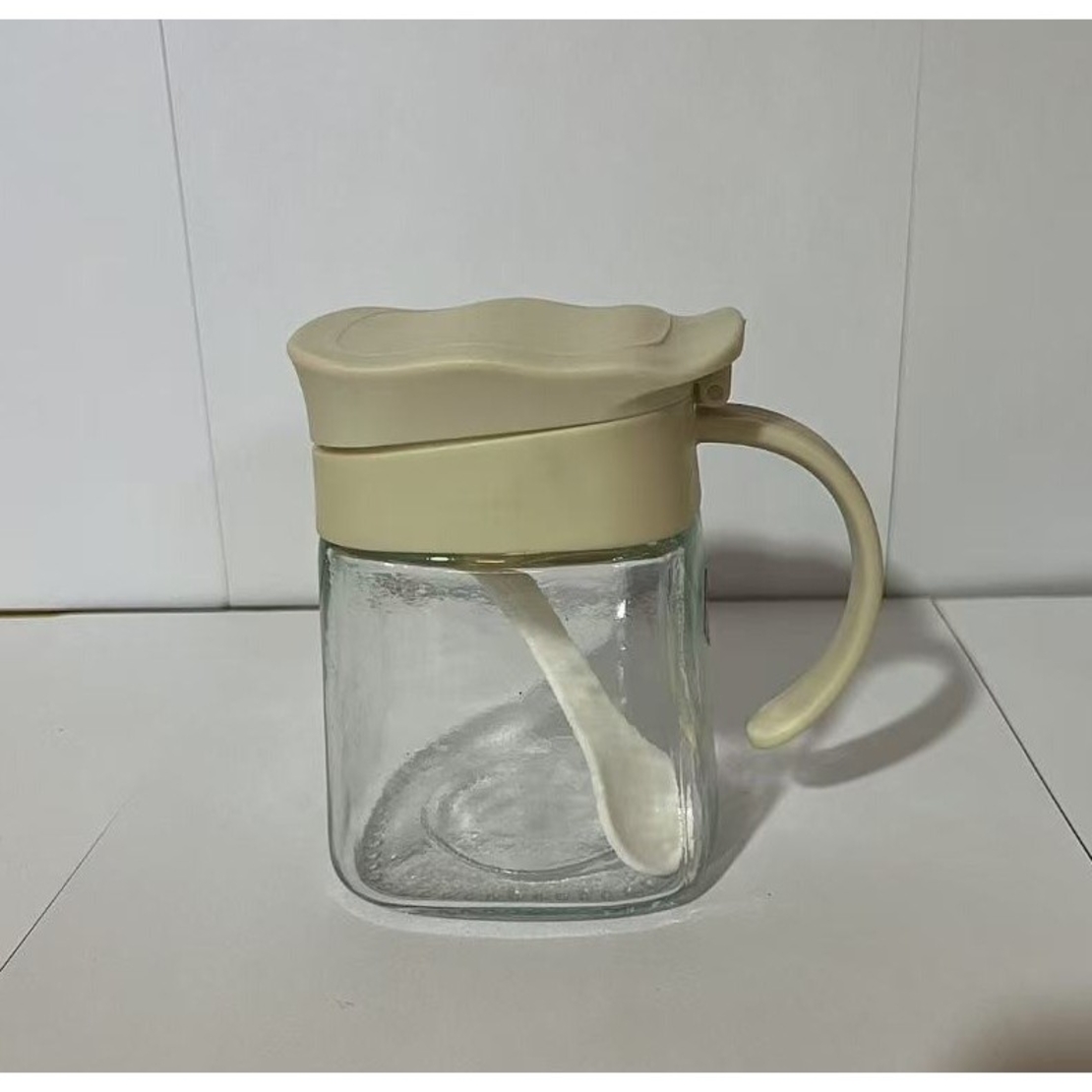 Recipient Condimente, Flippy, din Stilca, 180 ml, cu Maner si Lingurita, 11.3 x 8.2 cm, Capac Ondulat, Alb