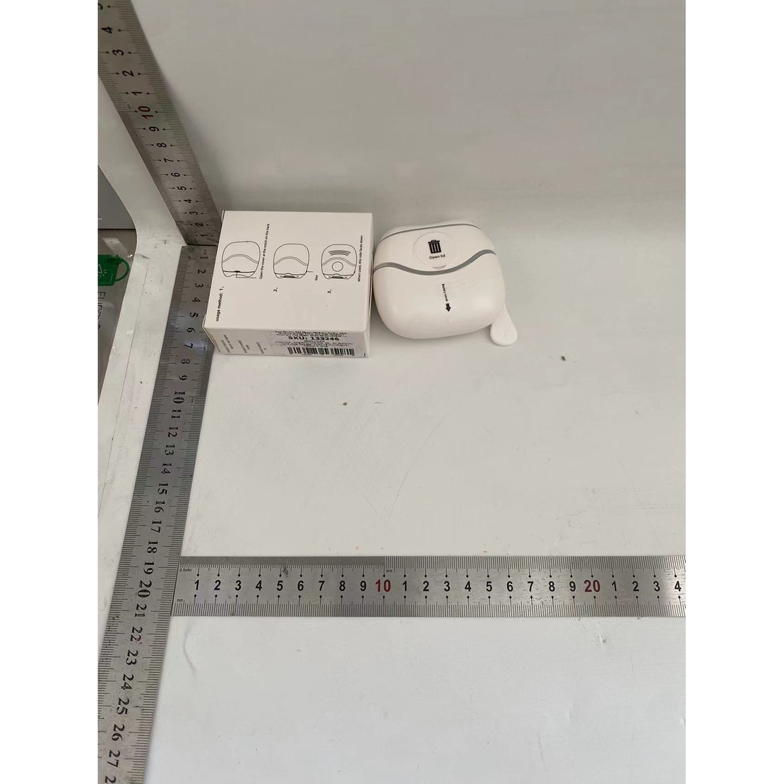 Unghiera Electrica, Flippy, Aparat de Tuns Unghiile pentru Copii si Adulti, Portabila cu 2 Baterii AA, Zgomot redus 50 db, 7.4 x 7.3 x 3 cm, Alba