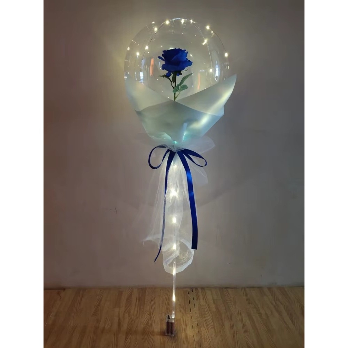 Buchet Decorativ, Flippy, Trandafir in Balon cu Lumini Led, Diametru 35 cm, 2 x Baterii AA (neincluse), Albastru/Alb