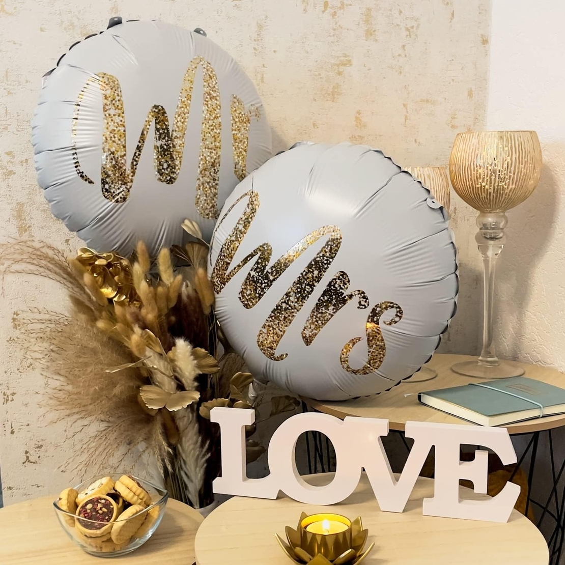 Set 12 Baloane din Folie Metalizata si din Latex, Flippy, Model Mr Mrs, Tema Nunta, Baloane Party cu Confetti, 45 cm, 30 cm, Pai inclus, Umflare cu Aer sau Heliu, Alb/Auriu