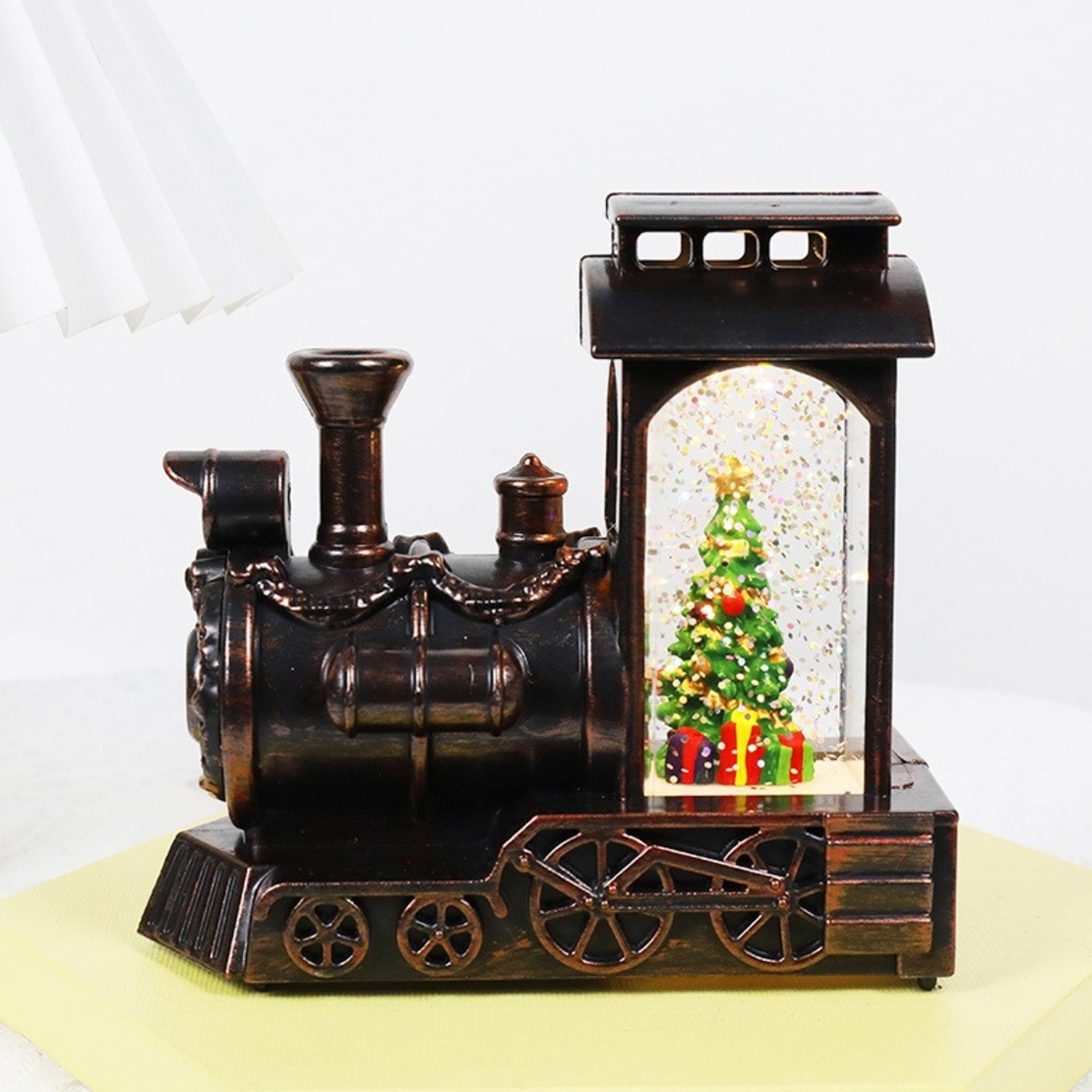 Decoratiune de Craciun tip Locomotiva, Flippy, Glob de Cristal cu Fulgi de Zapada, Model Pom de Craciun, Iluminare LED, 11.5 x 12.5 x 6 cm, Carcasa Vintage Bronze, Transparent