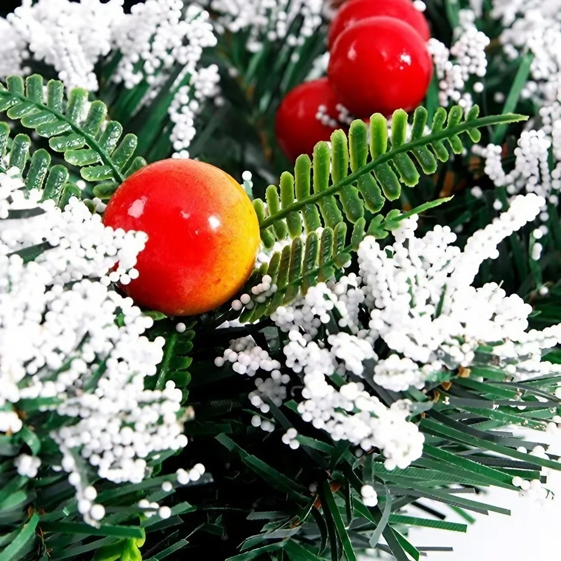 Coronita pentru Craciun Flippy, diametru 20 cm, din brad artificial, decorata cu conuri si merisoare, inzapezit, Verde/Alb