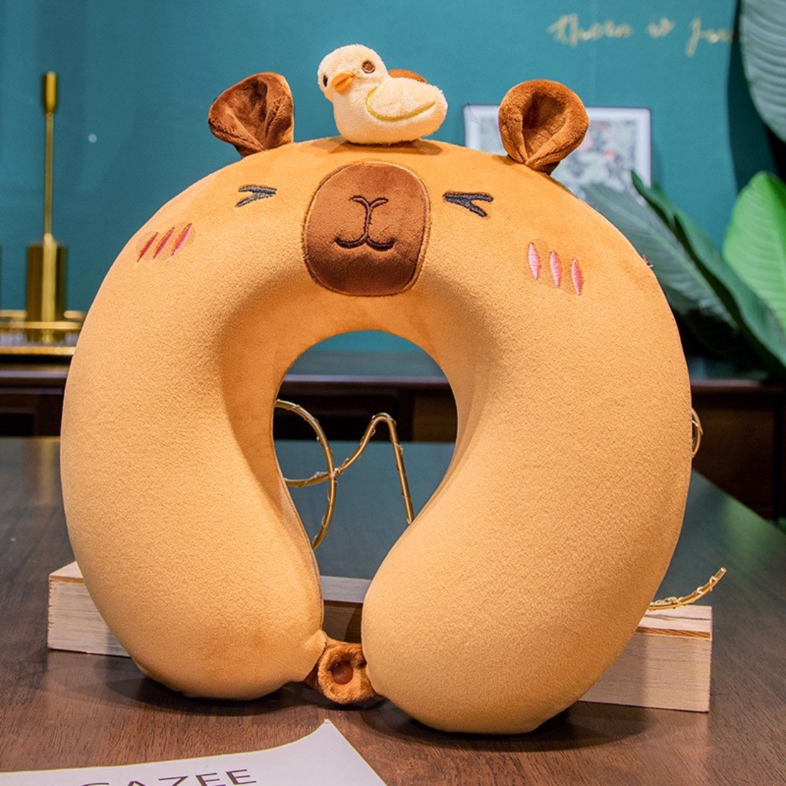 Perna de Calatorie in Forma de U, Flippy, Pentru Gat si Cap, Umplutura din Spuma cu Memorie, 30x30 cm, Model Capybara, Accesoriu de Voiaj, Birou, Masina, Sistem Prindere Capse, Maro