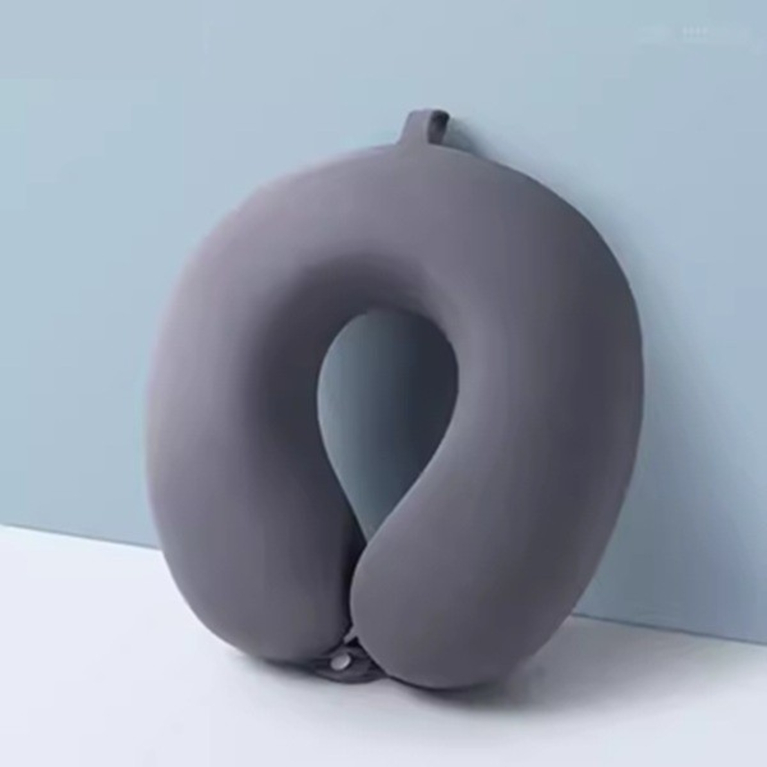 Perna de Calatorie in Forma de U, Flippy, Pentru Gat si Cap, Umplutura din Spuma cu Memorie, 30x30 cm, Sistem Prindere Capse, Cutie de Depozitare, Gri