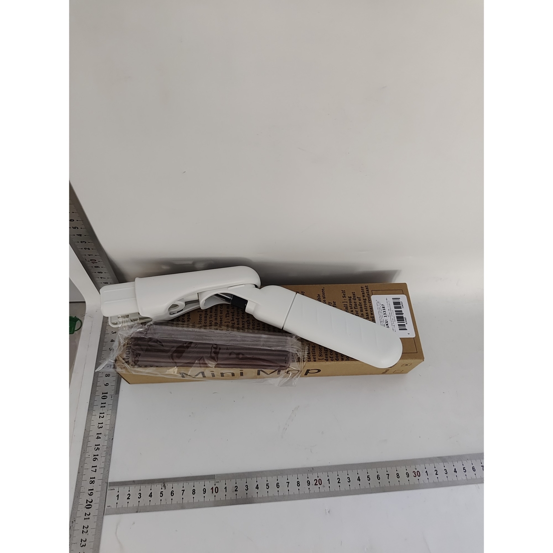 Mop Plat cu Pulverizare, Flippy, Recipient pentru Solutie de Suprafete, Geamuri, Interior Auto, Maner Scurt, Usor de Utilizat, Sistem de Stoarcere, 15.5 x 15.5 x 12.5 cm, Alb