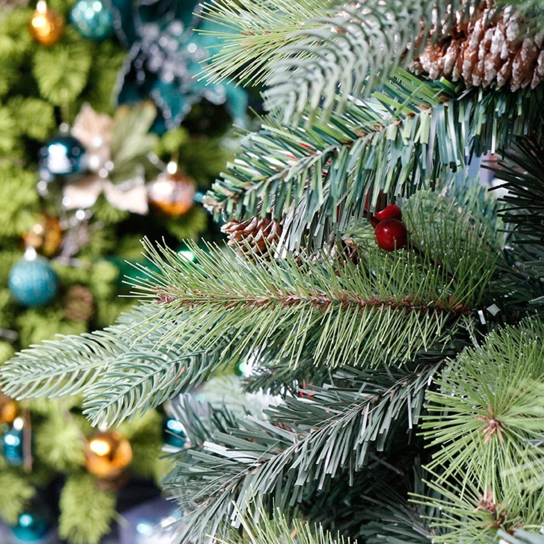 Brad Artificial de Craciun Bogat, Decorat cu Conuri Pin Rosii, pentru Interior/Exterior, Inaltime 120 cm, Flippy, Verde, suport metalic inclus