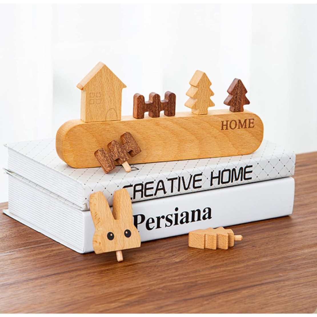 Suport pentru Chei, Flippy, din Lemn, Aplicare fara Perforare, Adeziv Inclus, 5 Carlige Negre, Model Casuta, Greutate Suportata 5 kg, 13.5 x 23 cm, Maro