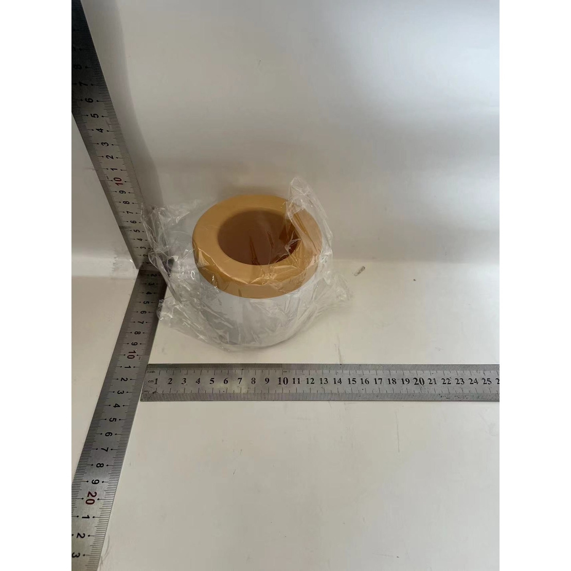 Tava de Gheata din Silicon cu Capac, Flippy, Forma de Gheata pentru Racirea Bauturilor, in Forma de Pahar, Silicon fara BPA, Cuburi de Gheata, 9x8.5x8 cm, Galben