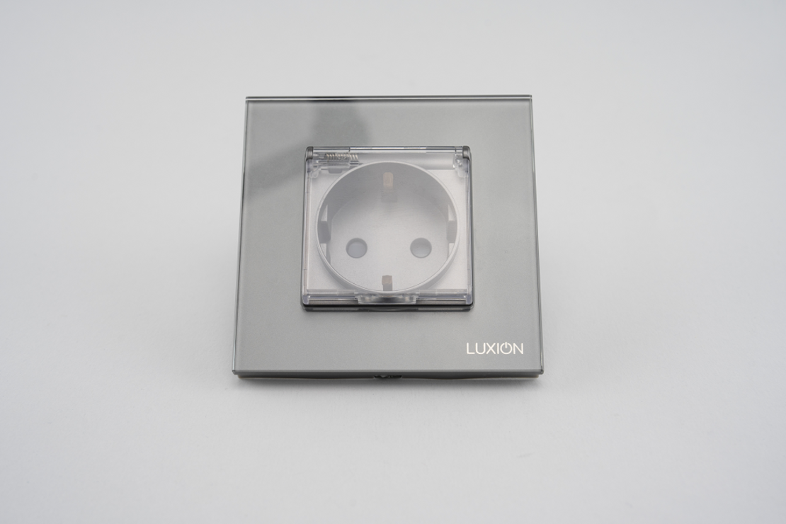 Priza Simpla cu Capac de Protectie cu Rama din Sticla LUXION, gri