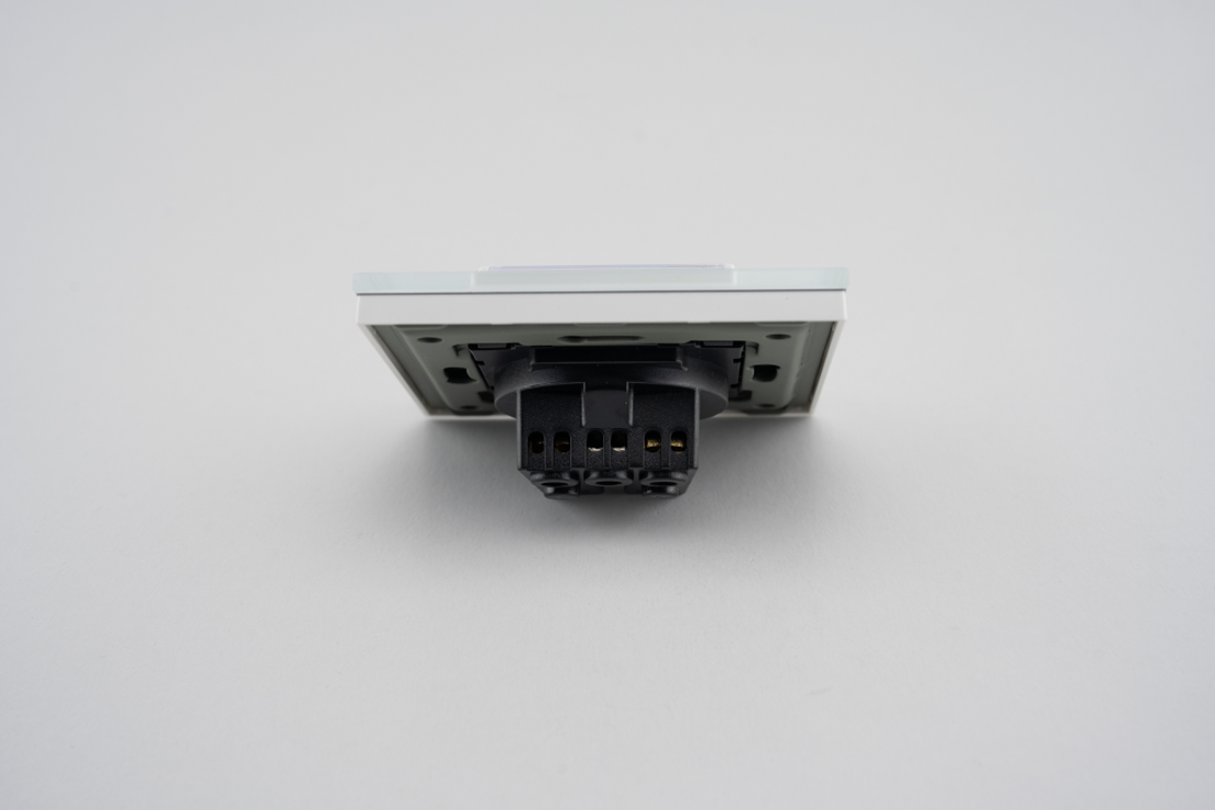 Priza Simpla cu Capac de Protectie cu Rama din Sticla LUXION, alb