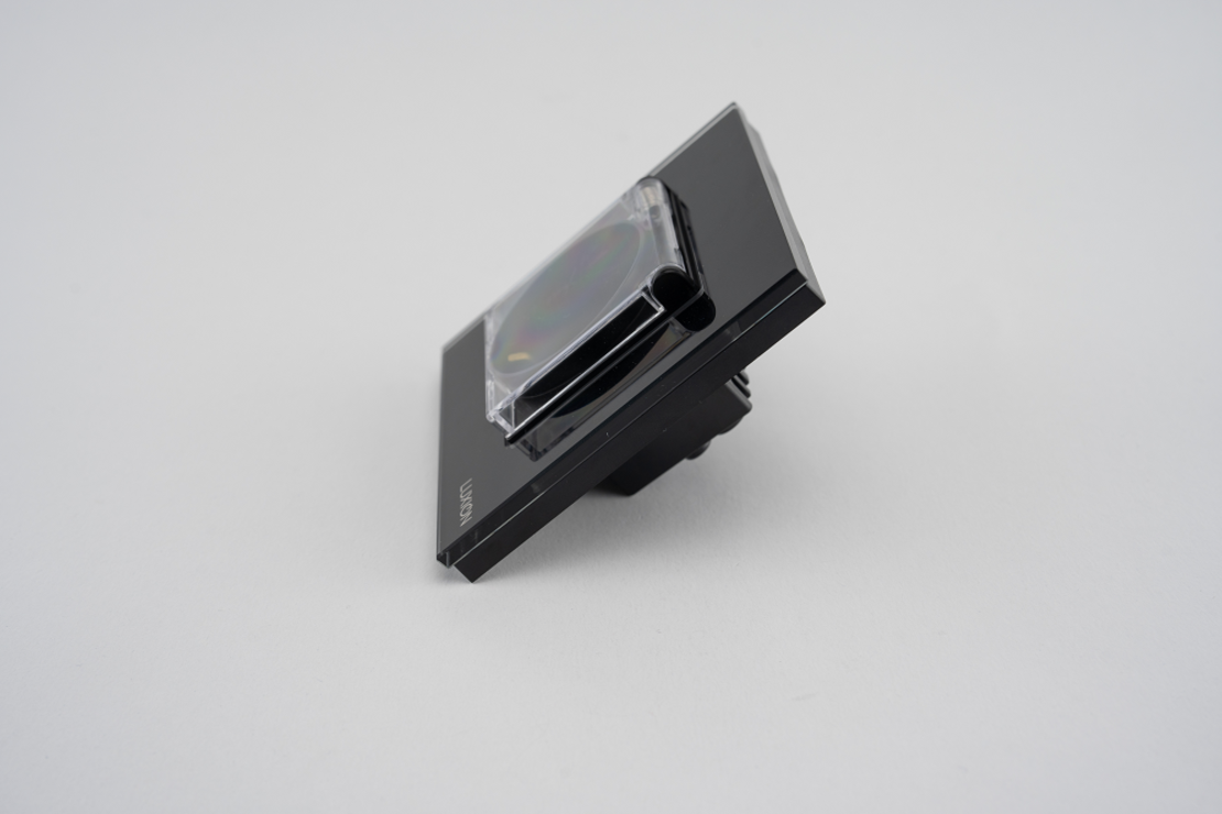 Priza Simpla cu Capac de Protectie cu Rama din Sticla LUXION, negru