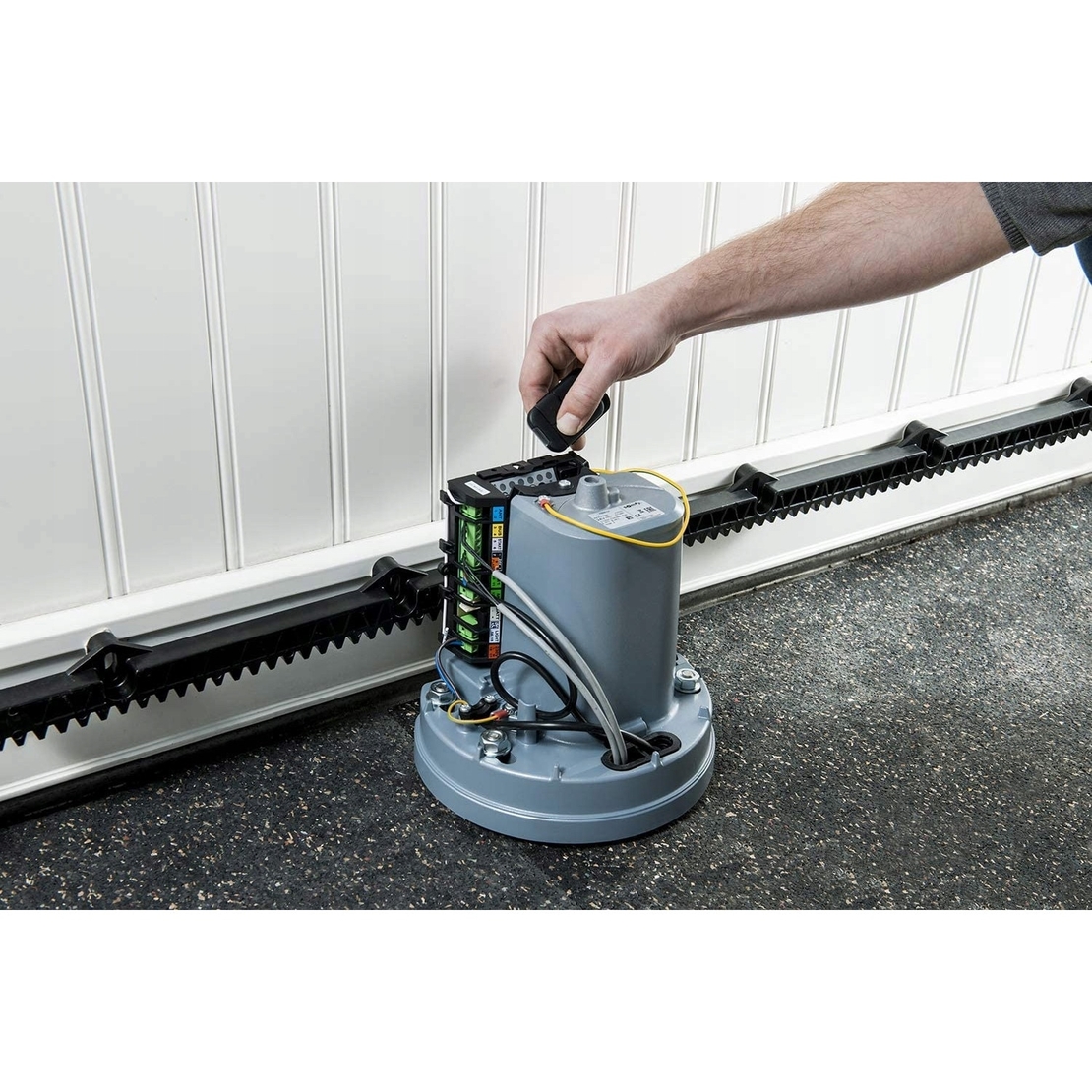 Kit Automatizare Porti Culisante Somfy FreeVia Essential, 2 Telecomenzi, Deschidere / Inchidere Automata