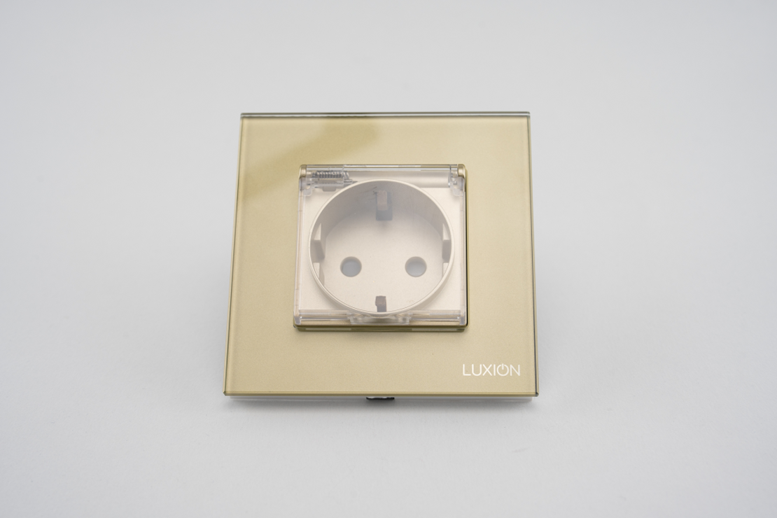 Priza Simpla cu Capac de Protectie cu Rama din Sticla LUXION, auriu