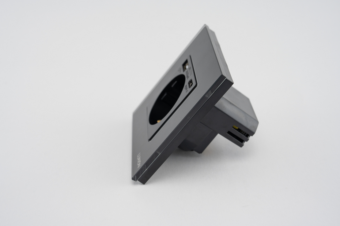 Priza Simpla + USB-A + USB-C LUXION cu Rama din Sticla, negru