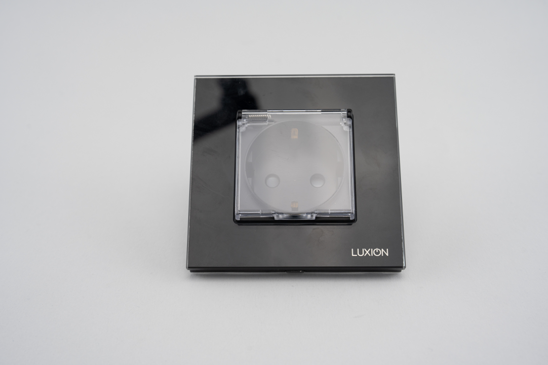 Priza Simpla cu Capac de Protectie cu Rama din Sticla LUXION, negru