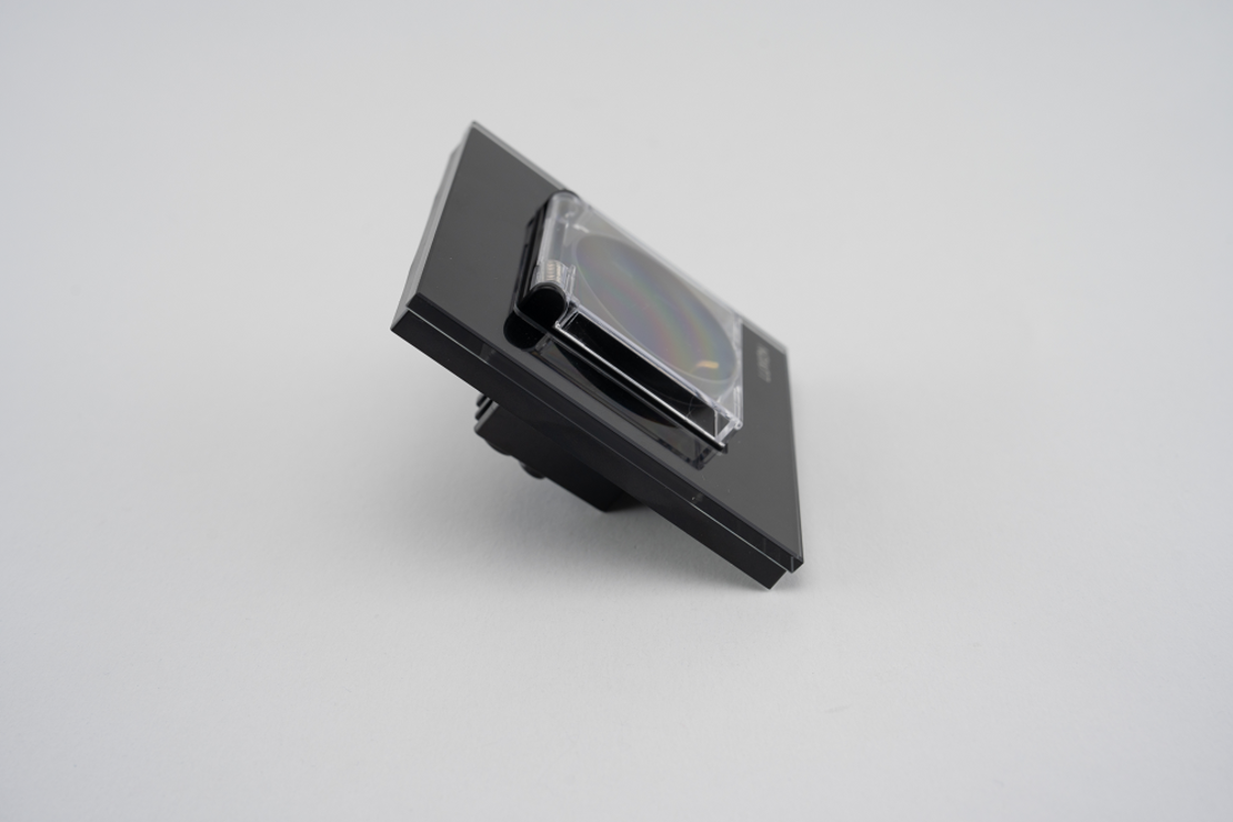 Priza Simpla cu Capac de Protectie cu Rama din Sticla LUXION, negru