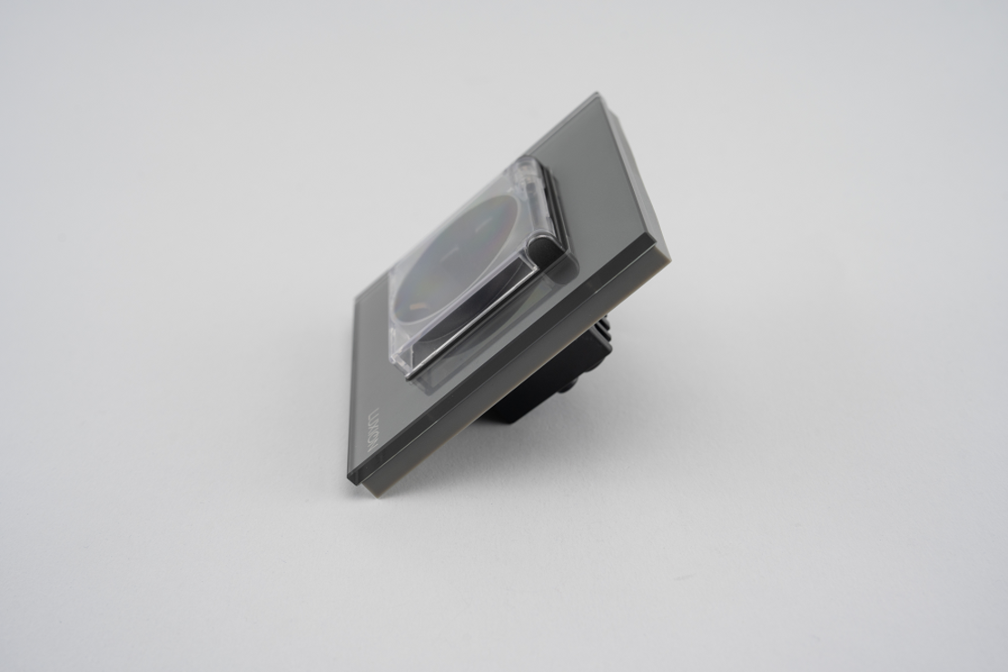 Priza Simpla cu Capac de Protectie cu Rama din Sticla LUXION, gri