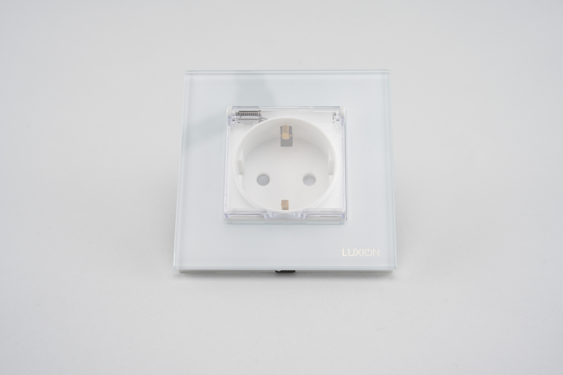 Priza Simpla cu Capac de Protectie cu Rama din Sticla LUXION, alb