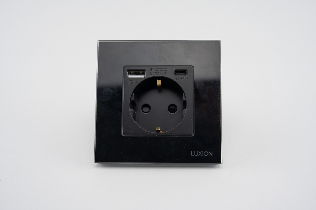 Priza Simpla + USB-A + USB-C LUXION cu Rama din Sticla, negru