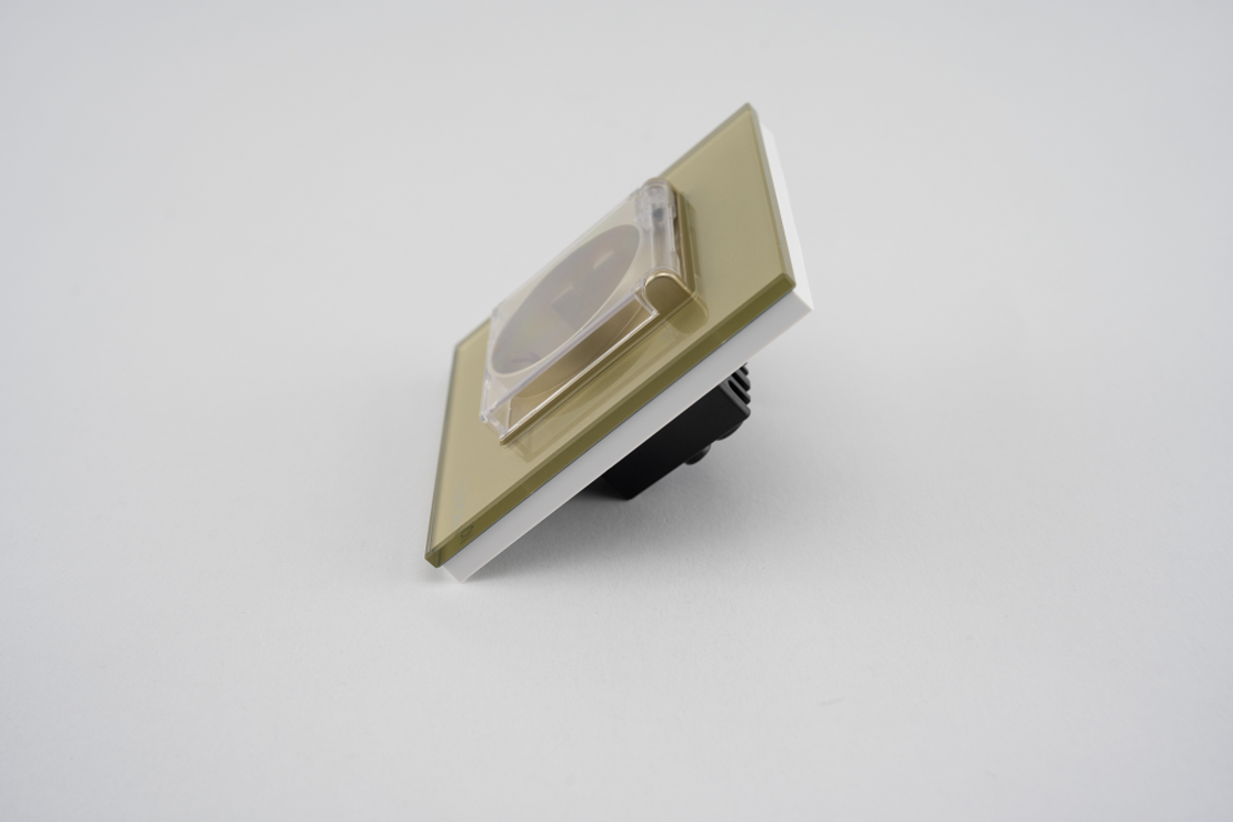 Priza Simpla cu Capac de Protectie cu Rama din Sticla LUXION, auriu