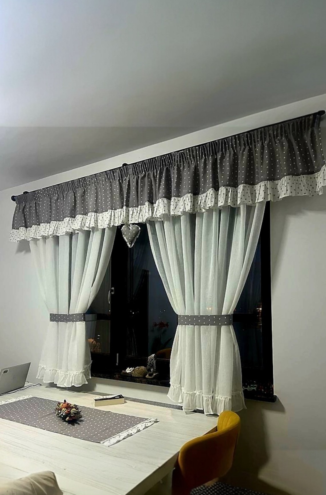 Set perdea bucătătie cu inimioare alb-gri