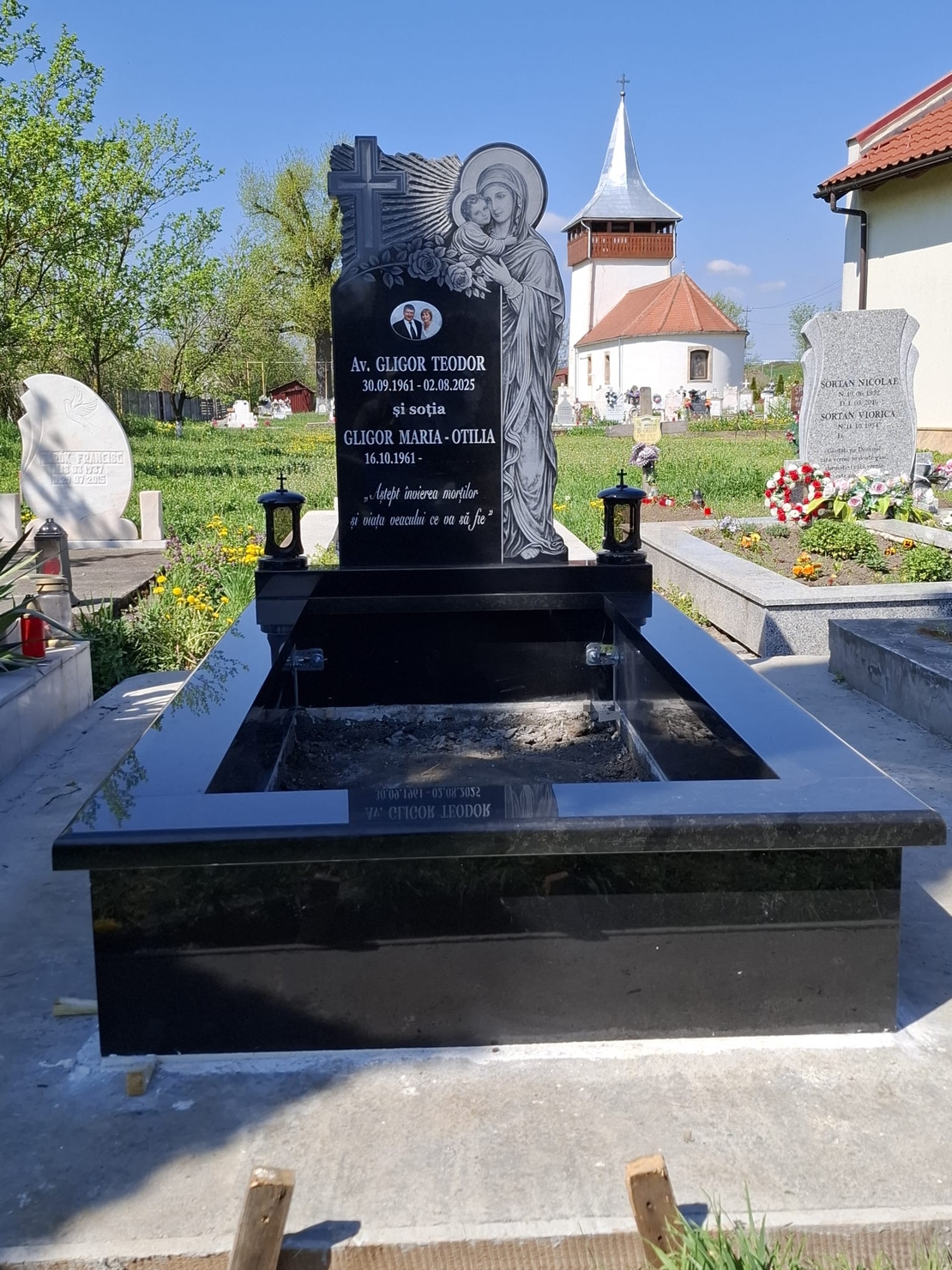 PRM-1839 MORMANT MASIV DIN GRANIT CU MONUMENT FUNERAR GRANIT GRAVAT