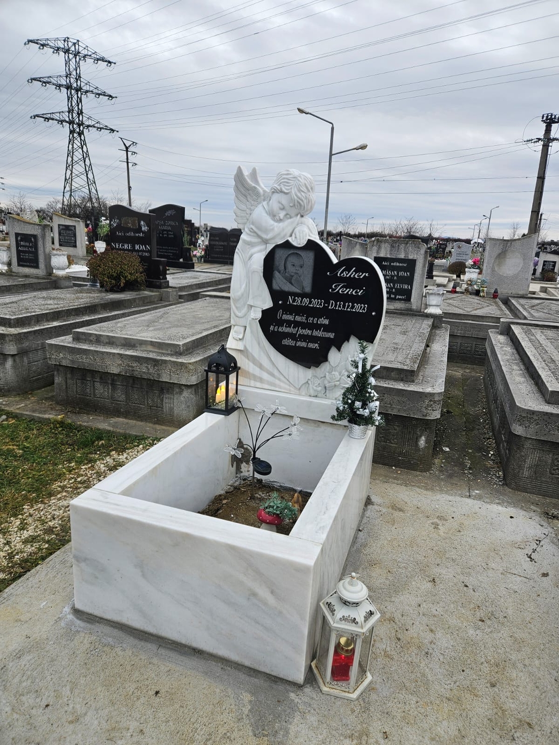 PRM-1841 MORMANT MASIV DIN MARMURA CU MONUMENT FUNERAR SCULPTAT