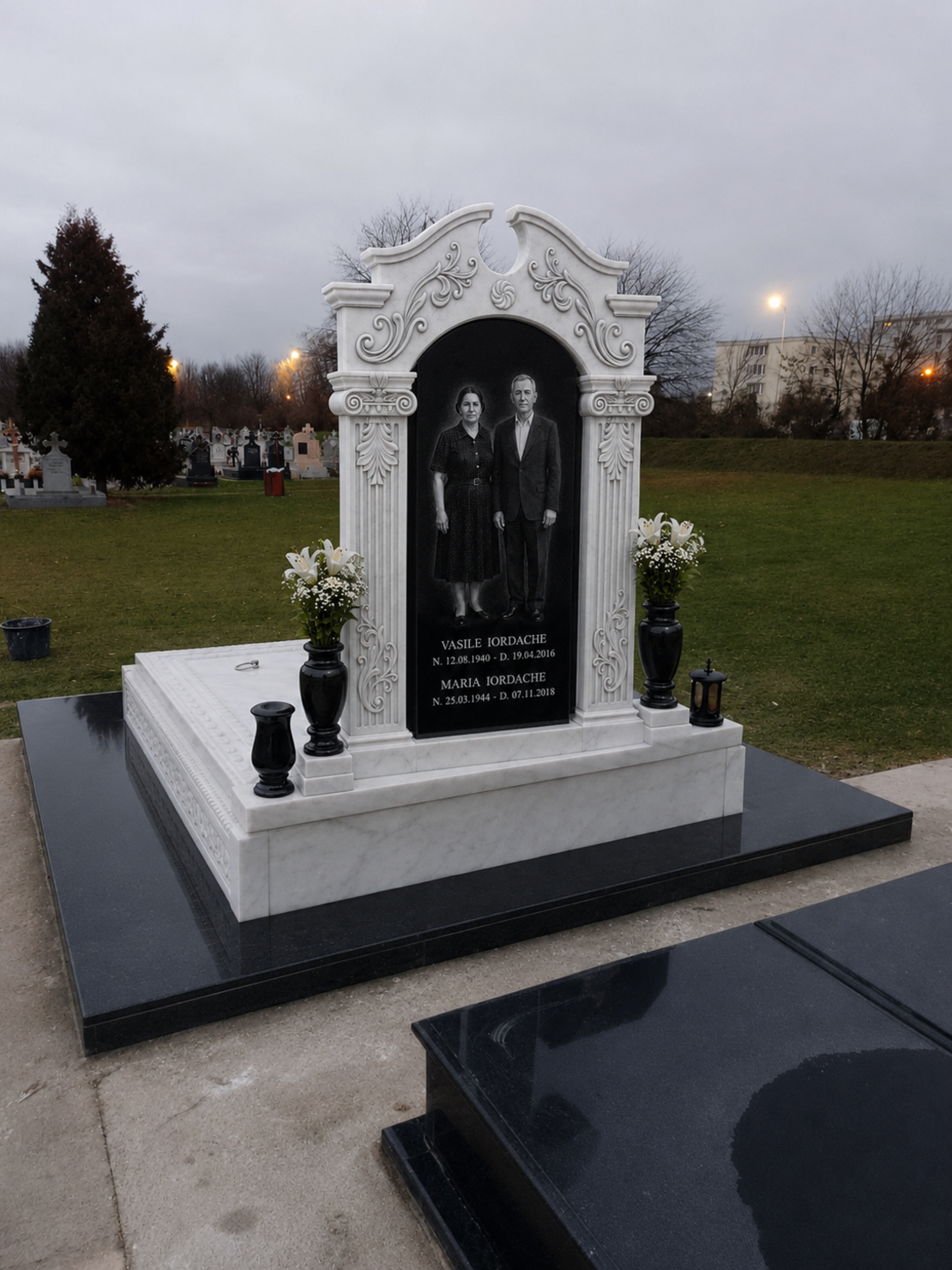 REF-2045 MORMANT DIN MASIV MARMURA SI CRUCE SCULPTATA