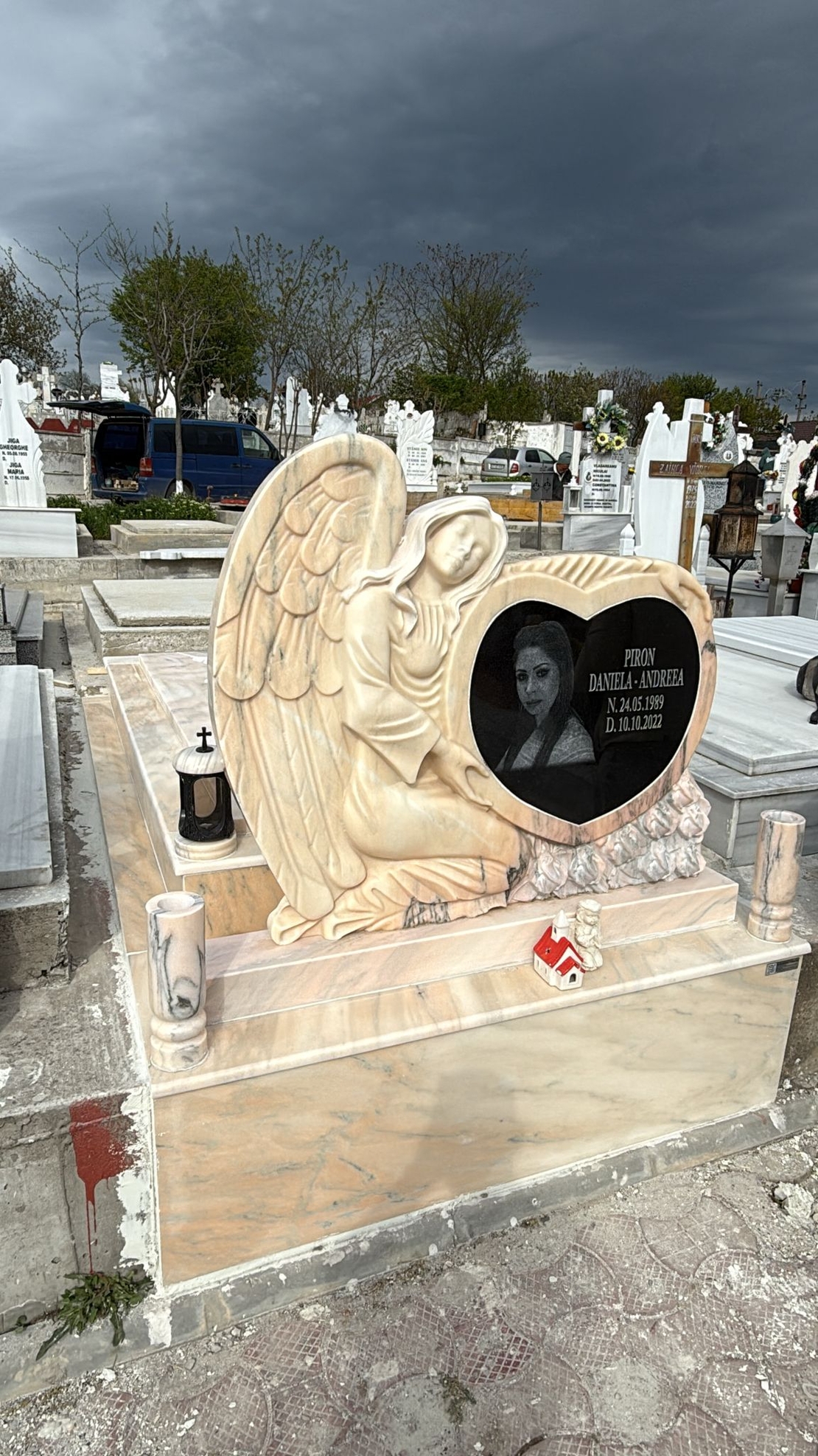 PRM-1907 MORMANT DIN MARMURA DE RUSCHITA CU MONUMENT INGER SCULPTAT